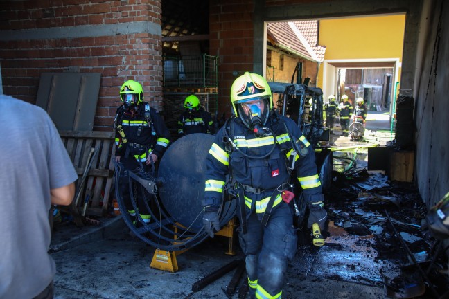 Traktor in Vollbrand: Zehn Feuerwehren zu Brand auf Bauernhof in Wei�kirchen an der Traun alarmiert