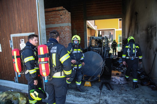 Traktor in Vollbrand: Zehn Feuerwehren zu Brand auf Bauernhof in Wei�kirchen an der Traun alarmiert