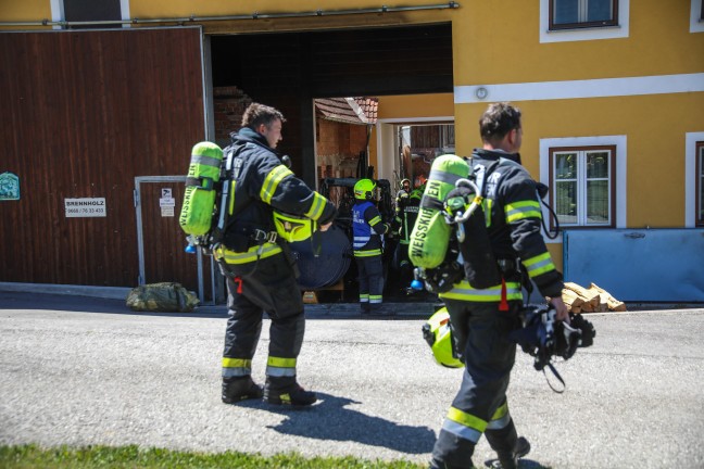 Traktor in Vollbrand: Zehn Feuerwehren zu Brand auf Bauernhof in Wei�kirchen an der Traun alarmiert
