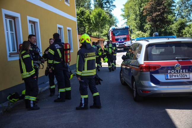 Traktor in Vollbrand: Zehn Feuerwehren zu Brand auf Bauernhof in Wei�kirchen an der Traun alarmiert