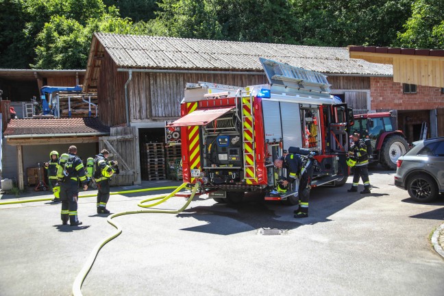 Traktor in Vollbrand: Zehn Feuerwehren zu Brand auf Bauernhof in Wei�kirchen an der Traun alarmiert