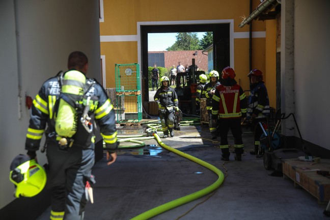 Traktor in Vollbrand: Zehn Feuerwehren zu Brand auf Bauernhof in Wei�kirchen an der Traun alarmiert