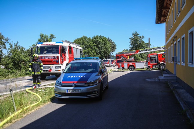 Traktor in Vollbrand: Zehn Feuerwehren zu Brand auf Bauernhof in Wei�kirchen an der Traun alarmiert
