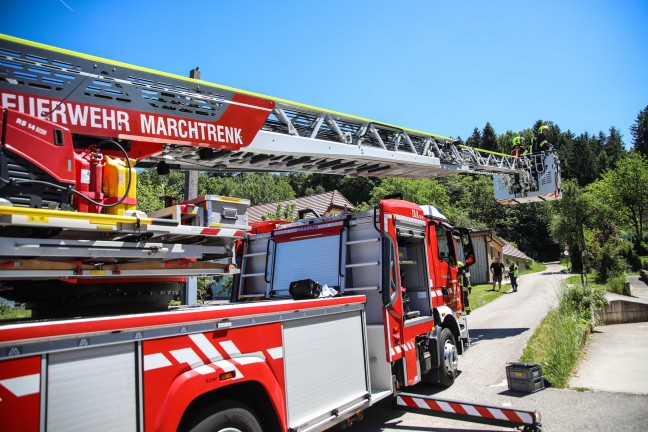 Traktor in Vollbrand: Zehn Feuerwehren zu Brand auf Bauernhof in Wei�kirchen an der Traun alarmiert