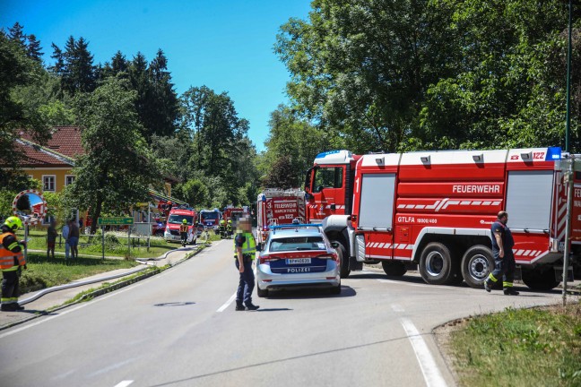 Traktor in Vollbrand: Zehn Feuerwehren zu Brand auf Bauernhof in Wei�kirchen an der Traun alarmiert