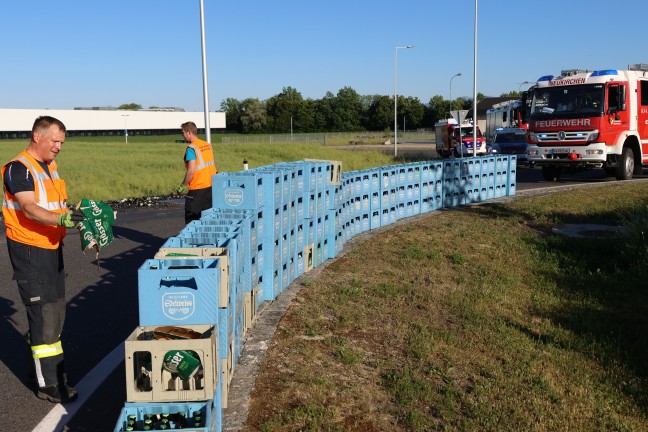 Hopfen und Malz verloren: 180 Bierkisten in Neukirchen bei Lambach aus LKW gest�rzt