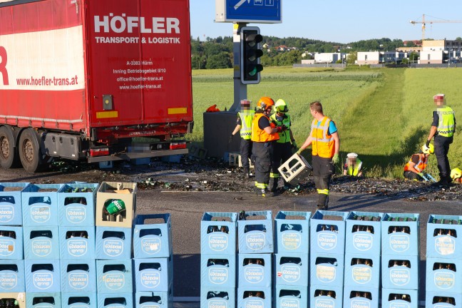 Hopfen und Malz verloren: 180 Bierkisten in Neukirchen bei Lambach aus LKW gest�rzt