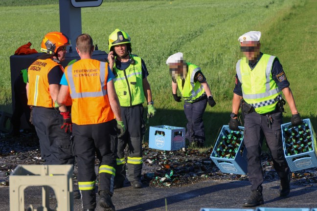 Hopfen und Malz verloren: 180 Bierkisten in Neukirchen bei Lambach aus LKW gest�rzt