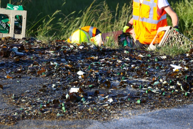 Hopfen und Malz verloren: 180 Bierkisten in Neukirchen bei Lambach aus LKW gest�rzt