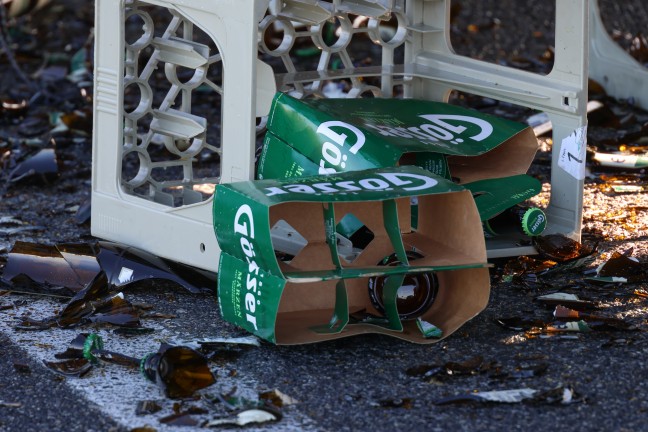 Hopfen und Malz verloren: 180 Bierkisten in Neukirchen bei Lambach aus LKW gest�rzt