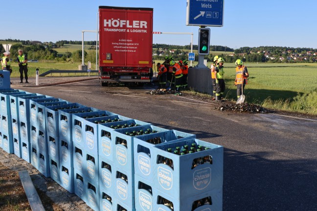 Hopfen und Malz verloren: 180 Bierkisten in Neukirchen bei Lambach aus LKW gest�rzt