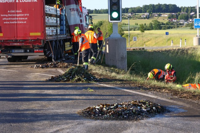 Hopfen und Malz verloren: 180 Bierkisten in Neukirchen bei Lambach aus LKW gest�rzt