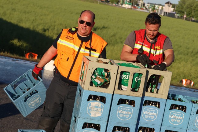 Hopfen und Malz verloren: 180 Bierkisten in Neukirchen bei Lambach aus LKW gest�rzt