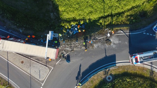 Hopfen und Malz verloren: 180 Bierkisten in Neukirchen bei Lambach aus LKW gest�rzt