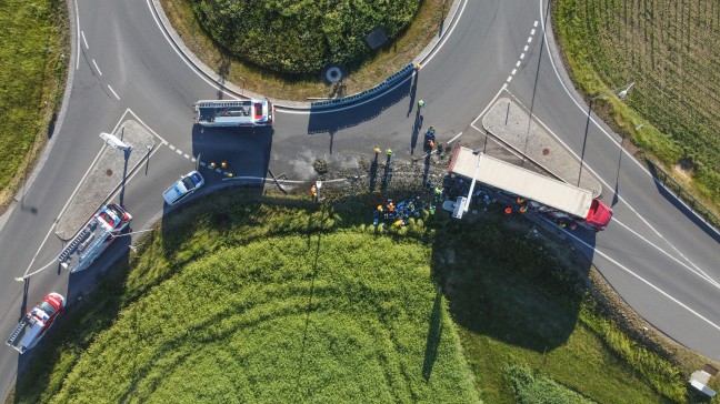Hopfen und Malz verloren: 180 Bierkisten in Neukirchen bei Lambach aus LKW gest�rzt