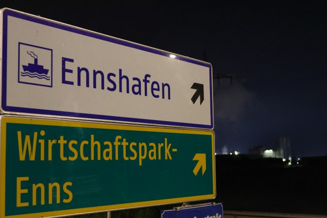 Zwei Feuerwehren zu Brand bei Unternehmen in Enns alarmiert