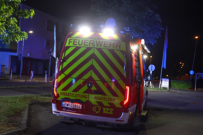 Vier Feuerwehren zu vermeintlichem Brand in einem Wohn- und Gesch�ftsgeb�ude in Ansfelden alarmiert