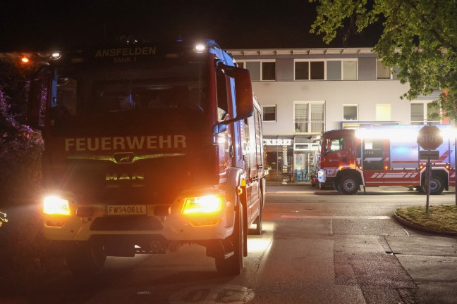 Vier Feuerwehren zu vermeintlichem Brand in einem Wohn- und Gesch�ftsgeb�ude in Ansfelden alarmiert
