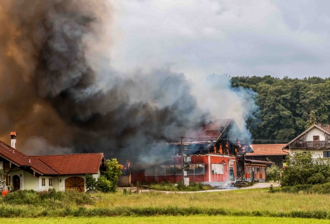17 Feuerwehren bei Gro�brand auf Bauernhof in Feldkirchen bei Mattighofen im Einsatz