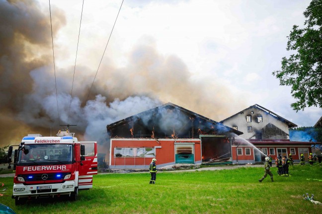 17 Feuerwehren bei Gro�brand auf Bauernhof in Feldkirchen bei Mattighofen im Einsatz