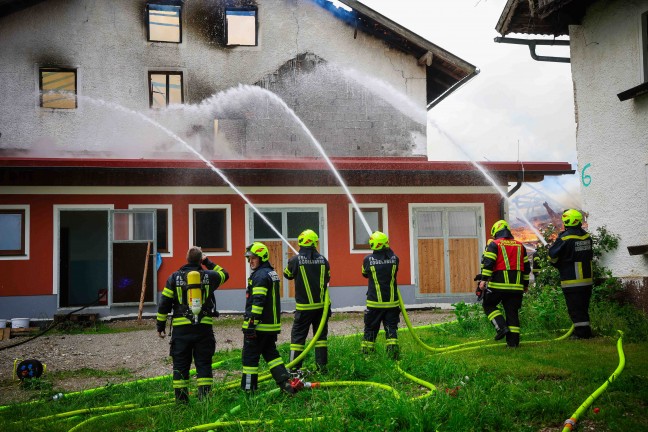 17 Feuerwehren bei Gro�brand auf Bauernhof in Feldkirchen bei Mattighofen im Einsatz
