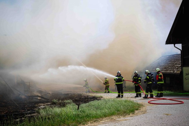 17 Feuerwehren bei Gro�brand auf Bauernhof in Feldkirchen bei Mattighofen im Einsatz