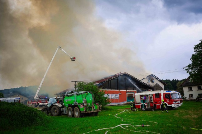 17 Feuerwehren bei Gro�brand auf Bauernhof in Feldkirchen bei Mattighofen im Einsatz