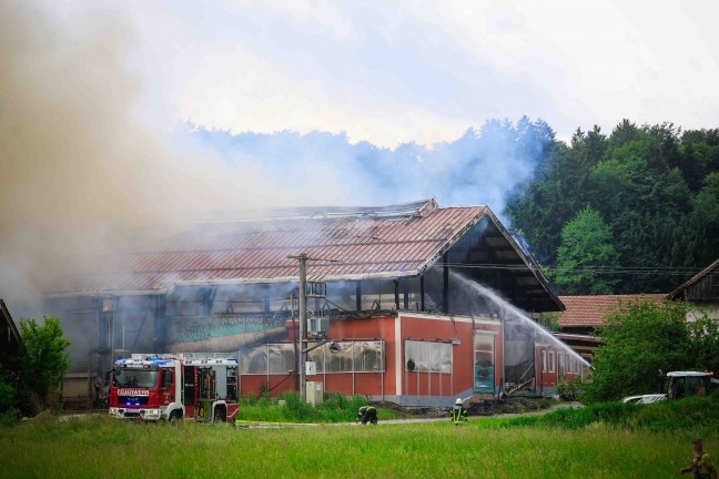17 Feuerwehren bei Gro�brand auf Bauernhof in Feldkirchen bei Mattighofen im Einsatz