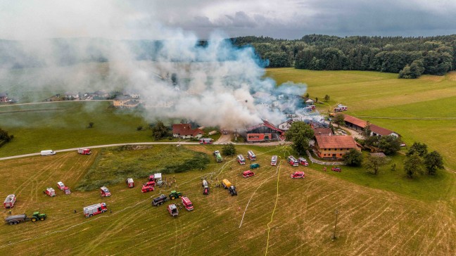 17 Feuerwehren bei Gro�brand auf Bauernhof in Feldkirchen bei Mattighofen im Einsatz