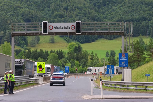 Schwerer Auffahrunfall zwischen zwei LKW-Sattelz�gen auf der Pyhrnautobahn bei St. Pankraz