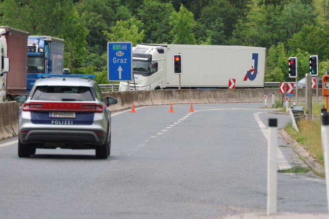 Schwerer Auffahrunfall zwischen zwei LKW-Sattelz�gen auf der Pyhrnautobahn bei St. Pankraz