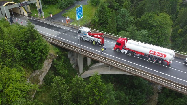Schwerer Auffahrunfall zwischen zwei LKW-Sattelz�gen auf der Pyhrnautobahn bei St. Pankraz