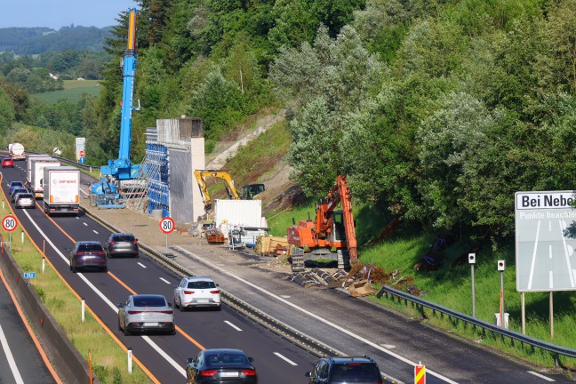Verfolgungsjagd mit 200 km/h: Flucht vor Polizei endet mit Crash in Autobahnbaustelle in Aistersheim