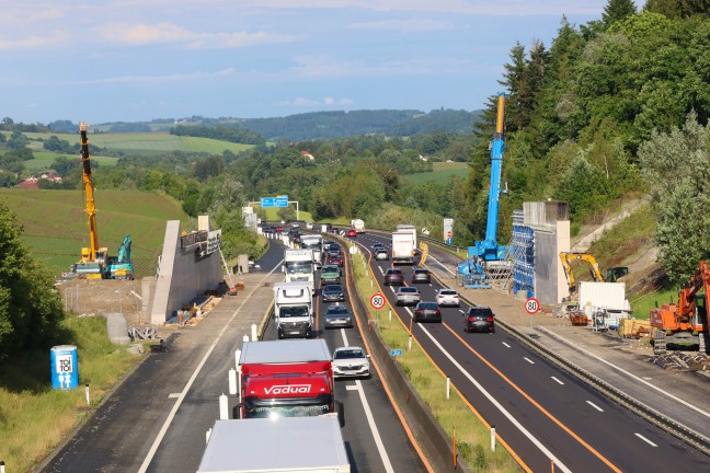 Verfolgungsjagd mit 200 km/h: Flucht vor Polizei endet mit Crash in Autobahnbaustelle in Aistersheim