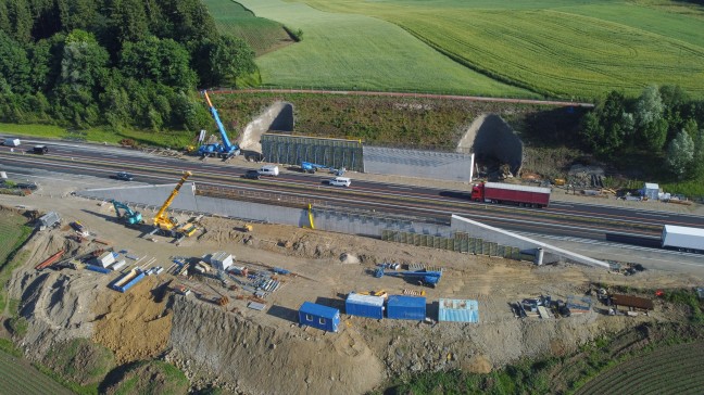Verfolgungsjagd mit 200 km/h: Flucht vor Polizei endet mit Crash in Autobahnbaustelle in Aistersheim