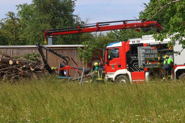 Holzr�ckeanh�nger umgest�rzt: Einsatzkr�fte befreiten nach Unfall in Kremsm�nster eingeklemmten Mann