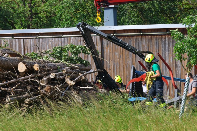 Holzr�ckeanh�nger umgest�rzt: Einsatzkr�fte befreiten nach Unfall in Kremsm�nster eingeklemmten Mann
