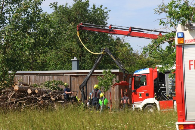 Holzr�ckeanh�nger umgest�rzt: Einsatzkr�fte befreiten nach Unfall in Kremsm�nster eingeklemmten Mann