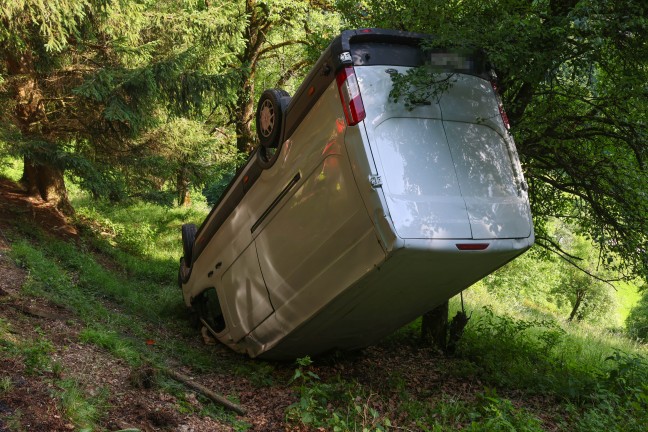 Steinbach an der Steyr: Baum rettet Pakettransporter nach �berschlag vor folgenschwerem Absturz
