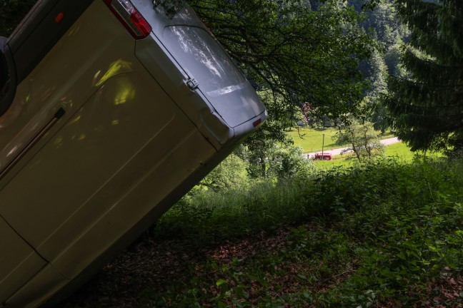 Steinbach an der Steyr: Baum rettet Pakettransporter nach �berschlag vor folgenschwerem Absturz