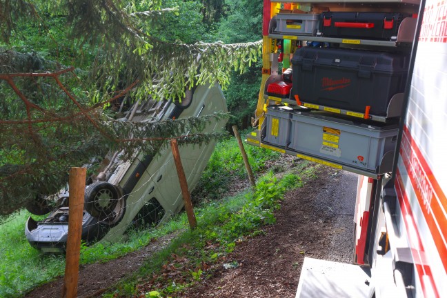 Steinbach an der Steyr: Baum rettet Pakettransporter nach �berschlag vor folgenschwerem Absturz