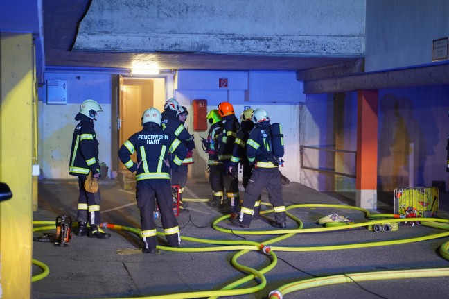 Drei Feuerwehren bei Kellerbrand in einer Wohnanlage in Leonding im Einsatz