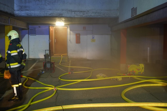 Drei Feuerwehren bei Kellerbrand in einer Wohnanlage in Leonding im Einsatz