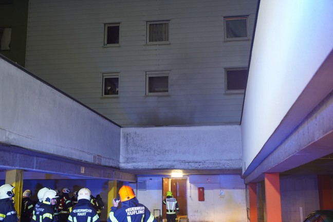 Drei Feuerwehren bei Kellerbrand in einer Wohnanlage in Leonding im Einsatz