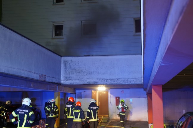 Drei Feuerwehren bei Kellerbrand in einer Wohnanlage in Leonding im Einsatz