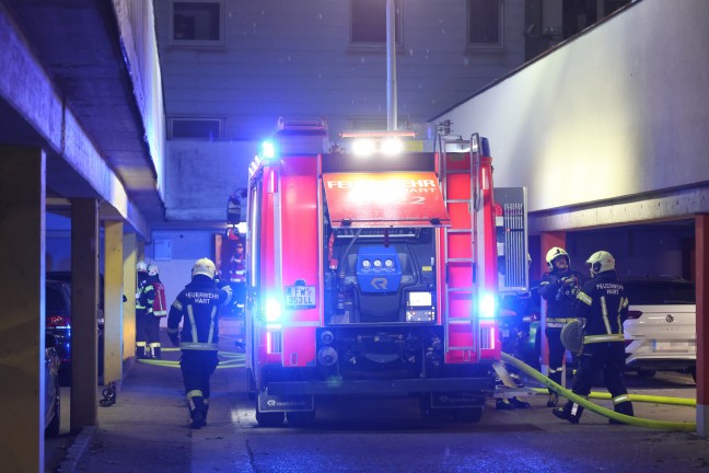 Drei Feuerwehren bei Kellerbrand in einer Wohnanlage in Leonding im Einsatz