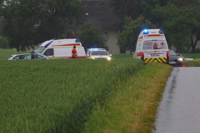 Schwere Kreuzungskollision zwischen zwei Autos in Sattledt