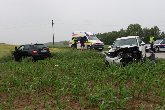 Schwere Kreuzungskollision zwischen zwei Autos in Sattledt