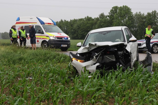 Schwere Kreuzungskollision zwischen zwei Autos in Sattledt