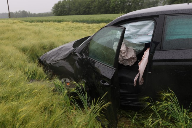 Schwere Kreuzungskollision zwischen zwei Autos in Sattledt